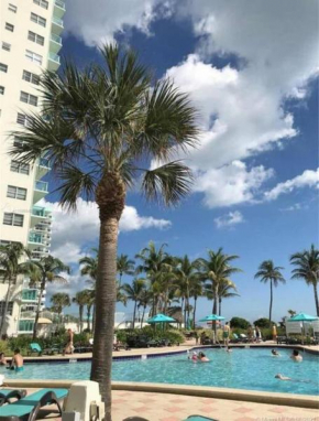 Sunny Beachfront 2 Bdrm Condo in Hollywood FL